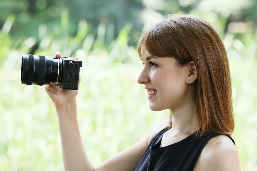 Lightweight and compact lens makes it easy to carry around