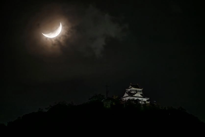 [How to photograph the moon] Tips for capturing the moon in a beautiful and attractive way