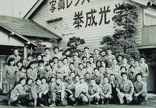 当時の浦和工場と従業員