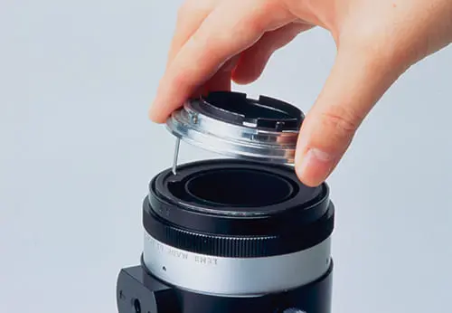 各種一眼レフカメラにオート絞りで使用できるマウント交換方式'タムロン・アダプトマチックシステム'の交換マウント部