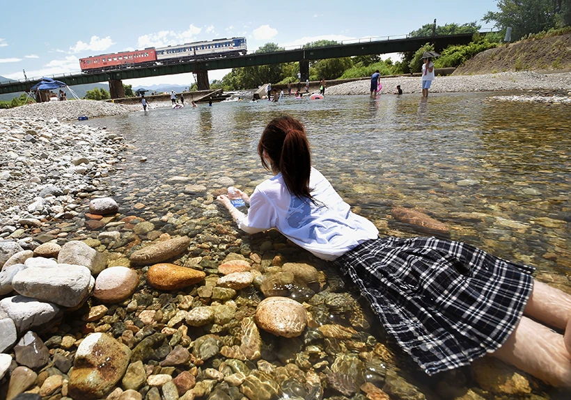 真夏の川遊び